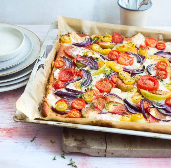 Gebackene Tomaten-Ziegenkäse-Tarte auf einem Blech