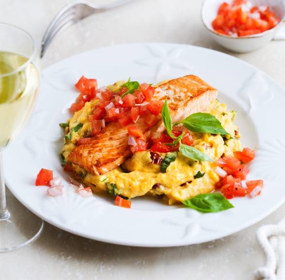 Polenta, Lachs und Salsa auf einem Teller