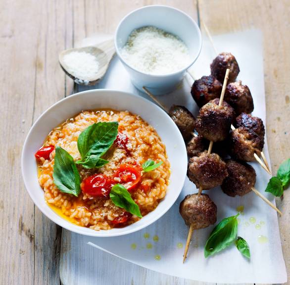 Tomatenrisotto mit Lammhackspießchen