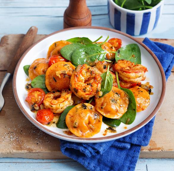 Tomatentortellini in Petersilienbutter mit Garnelen