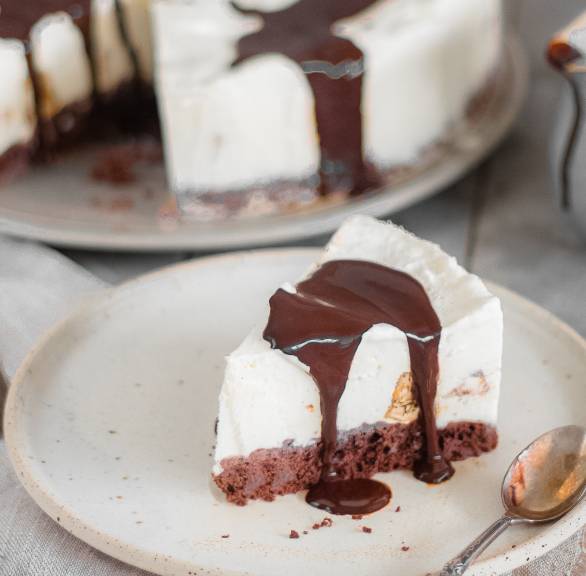 Torrone-Eistorte mit Schokoladensoße
