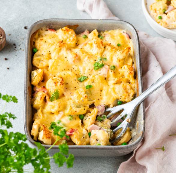 Tortellini al forno mit Prosciutto cotto und Erbsen