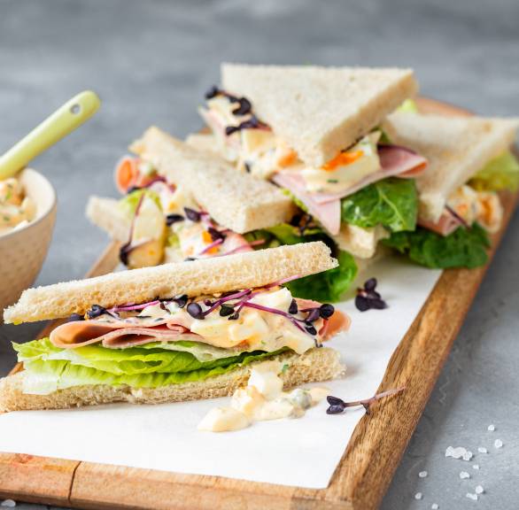 Tramezzini mit Eiersalat und Prosciutto cotto