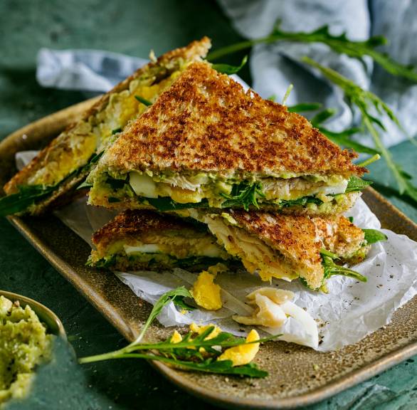 Tramezzini mit Räucher- forelle, Ei und Rucola
