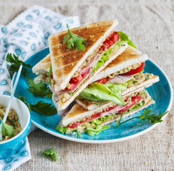 Tramezzini mit Schinken und Bohnenaufstrich