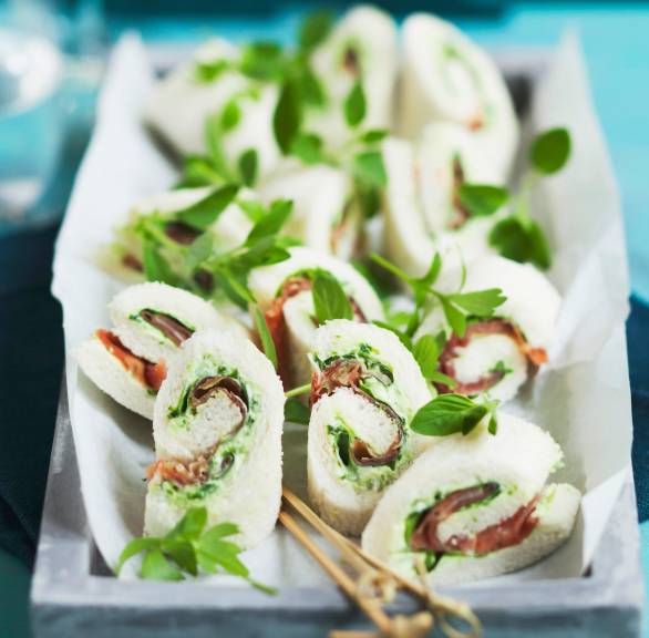 Weißbrotröllchen mit Schinken-Kräuter-Füllung