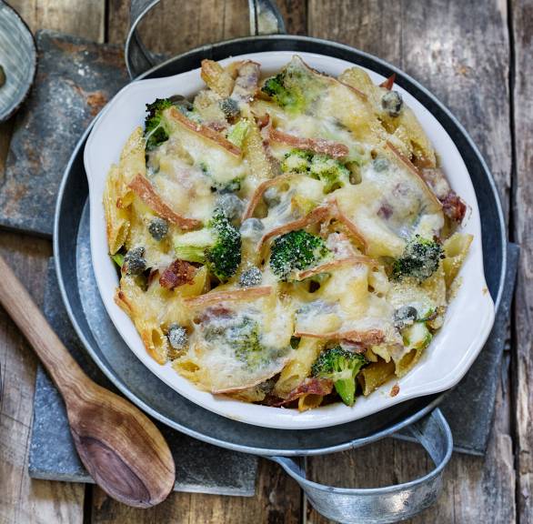 Überbackene Penne mit Brokkoli und Pancetta