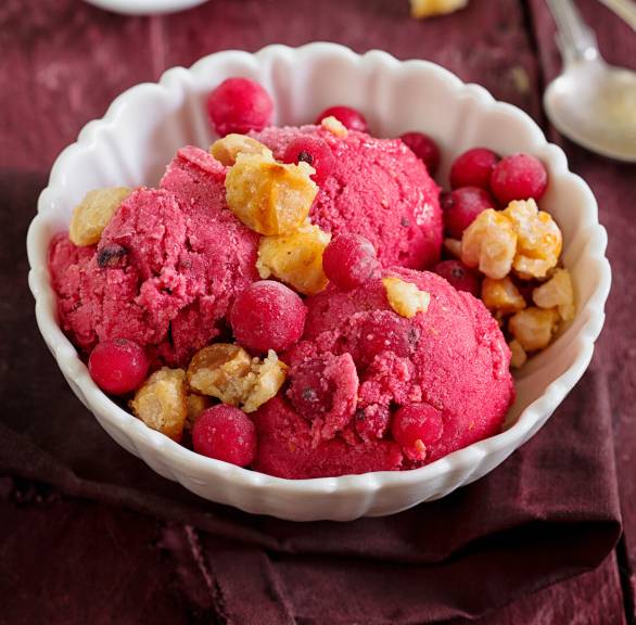 Johannisbeereis in einer Schale getoppt mit karamellisierten Macadamianüssen