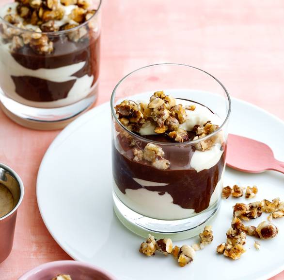 Vanille-Schokoladenschichtdessert mit karamellisierten Haselnüssen