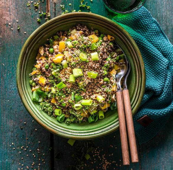 Veganer Quinoa-Linsen-Salat
