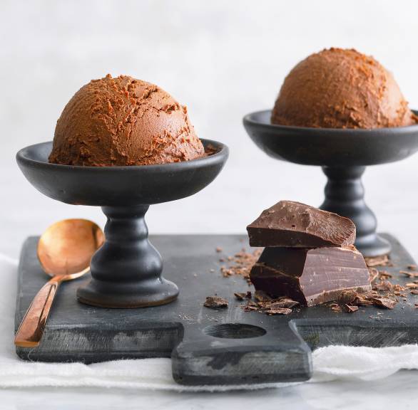 Veganes Haselnuss-Schokoladen-Eis in drei Eisschale auf einer Schieferplatte