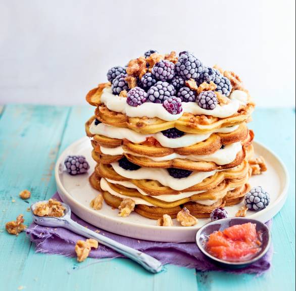 Waffeltorte mit Grapefruitkompott, weißer Schokoladencreme und Brombeeren
