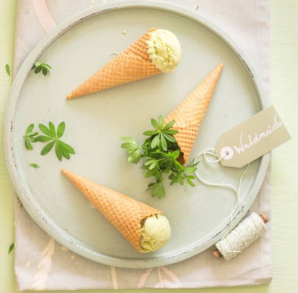 Waldmeistereis mit Schuss