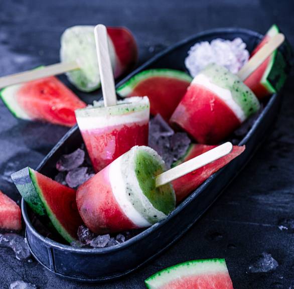 Wassermeloneneis am Stiel