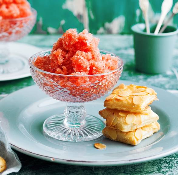 Wassermelonengranita mit Mandelgebäck