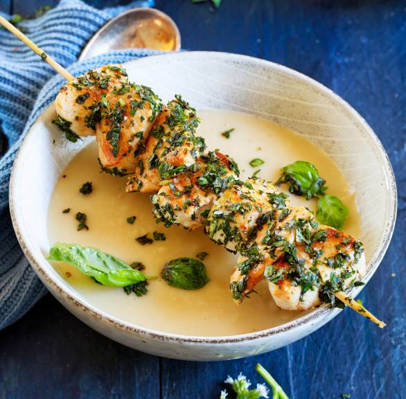 Weiße-Bohnen-Suppe mit Kräuter-Hähnchenspieß