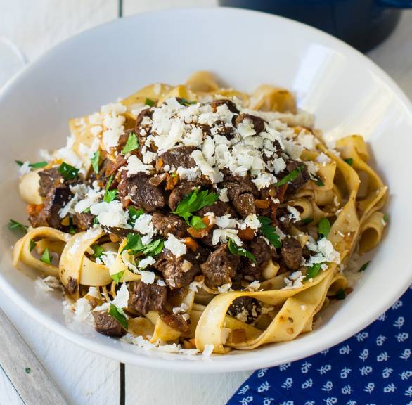 Bandnudeln getoppt von Wildschweinragout in einem tiefen Teller