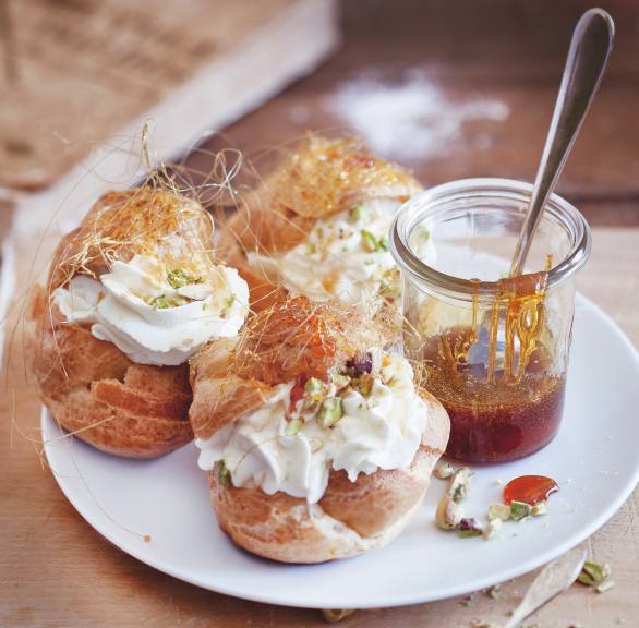 Windbeutel mit Zitronensahne und Pistazien