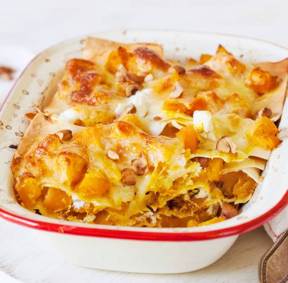 Kürbislasagne in einer Auflaufform auf einem Tisch