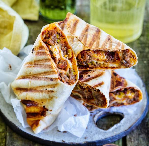 Wrap mit Hackfleisch-Käse-Füllung angeschnitten und aufgestellt auf einem Teller