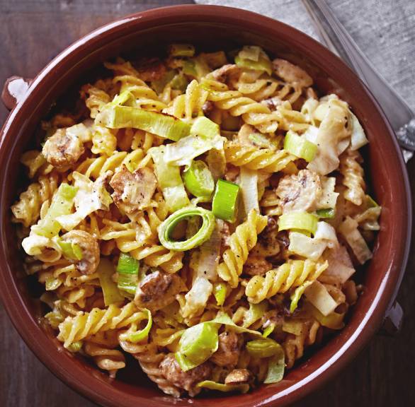 Nudelpfanne aus Fusilli mit Lauch und Pilzen in einer runden Form