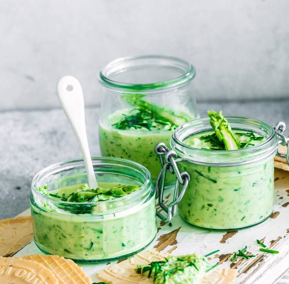 Selbstgemachter italienischer Spargel-Käse-Aufstrich in drei Weckgläsern auf einem Tisch