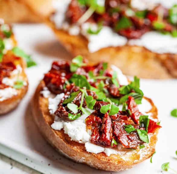 Ziegenkäse-Honig-Crostini mit getrockneten Tomaten