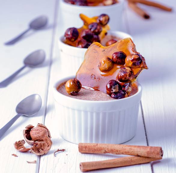 Zimt-Pannacotta mit karamellisierten Haselnüssen