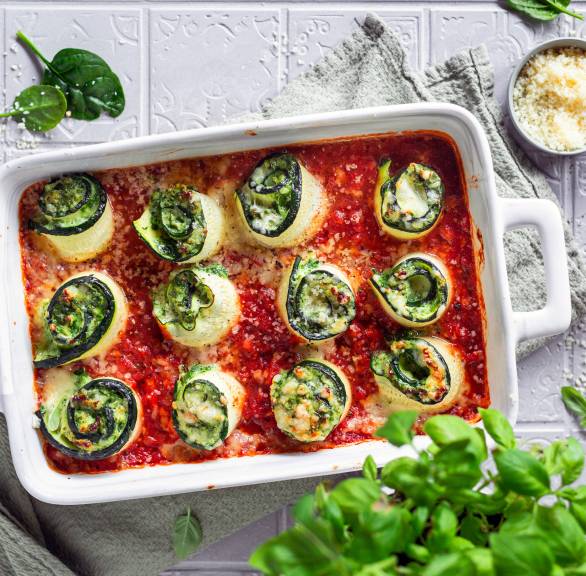 Zucchini-Cannelloni in Tomatensoße
