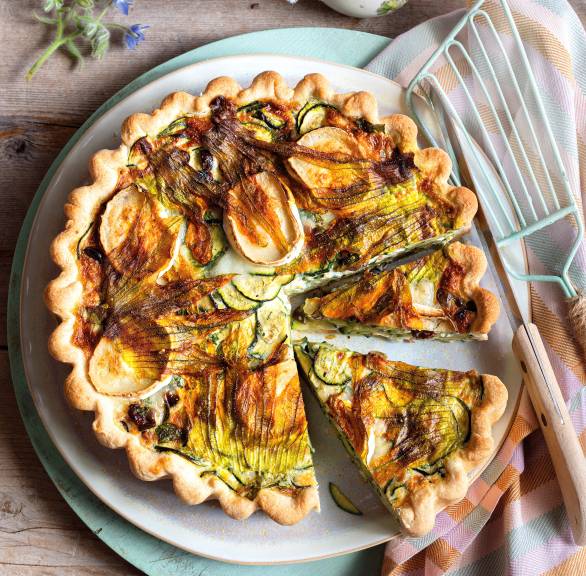 Zucchini-Crostata mit Oliven und Ziegenkäse