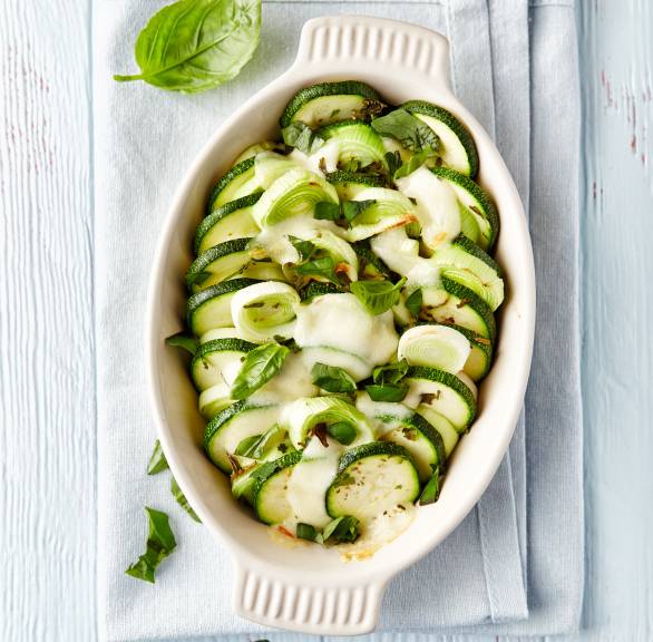 Lauch-Zucchinigratin mit Mozzarella überbacken in einer Auflaufform