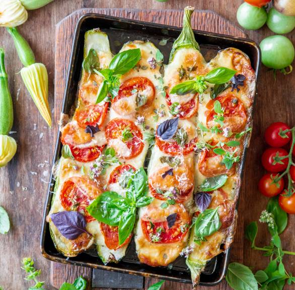 Zucchini mit Polenta-Tomaten-Füllung aus dem Ofen