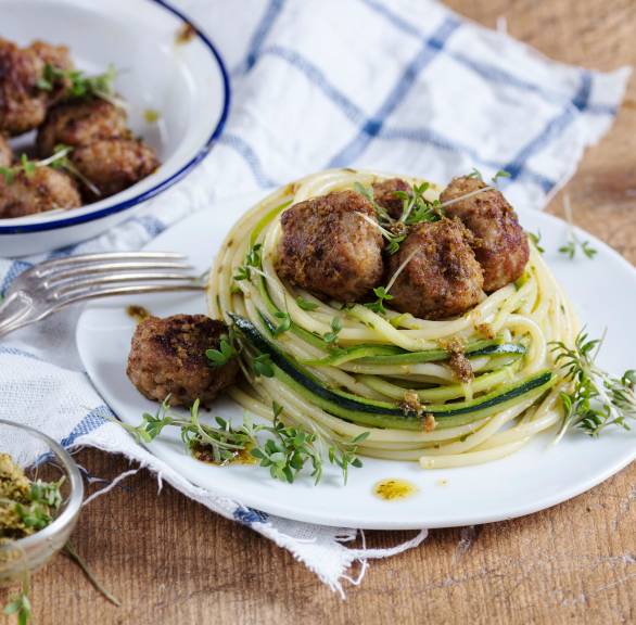 Zucchini-Spaghettisalat mit Pesto-Bratbällchen