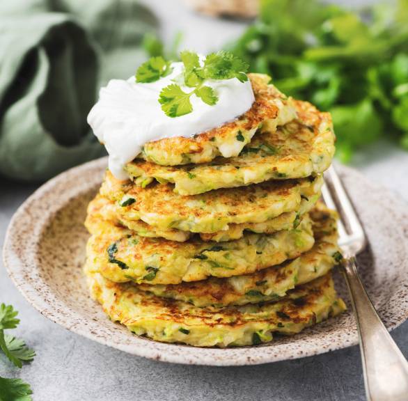 Zucchinipuffer mit würziger Ziegenfrischkäsecreme