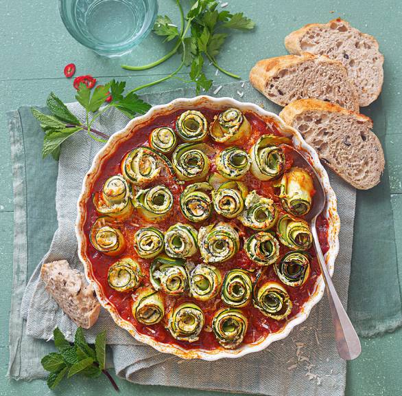 Zucchiniröllchen in Tomatensoße mit Olivenciabatta