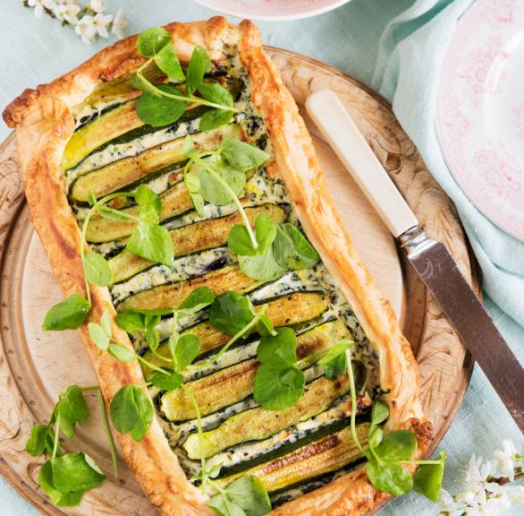Zucchinitarte mit Ricotta und Brunnenkresse