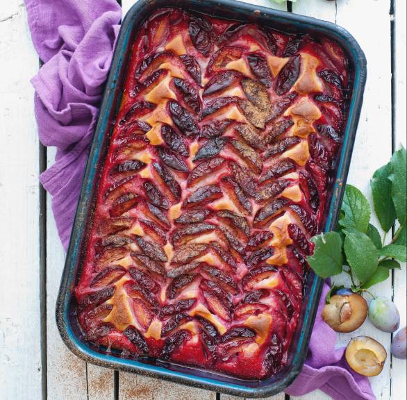 Zwetschgenkuchen auf einem Backblech