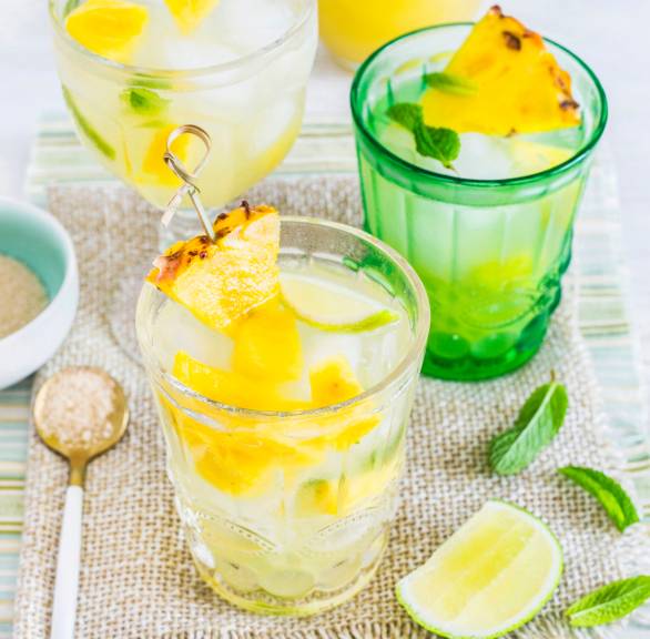 Ananasdrink mit Rum & Limette