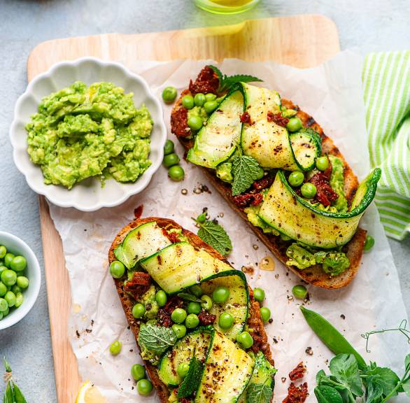 Bruschette mit gegrillter Zucchini und Erbsen