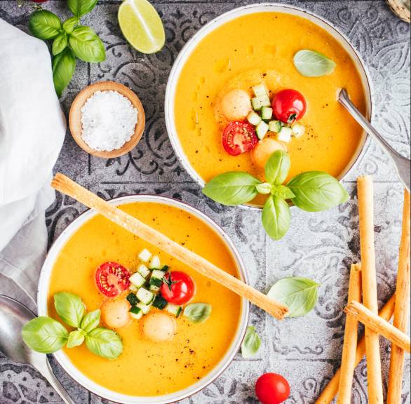 Cantaloupe-Gazpacho mit Grissini
