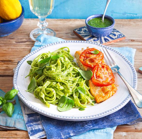 Caprese-Lachsfilet mit Spinatpesto-Tagliatelle