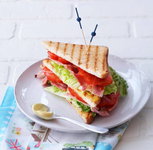 Club-Sandwich mit Pancetta, Salat und Tomaten