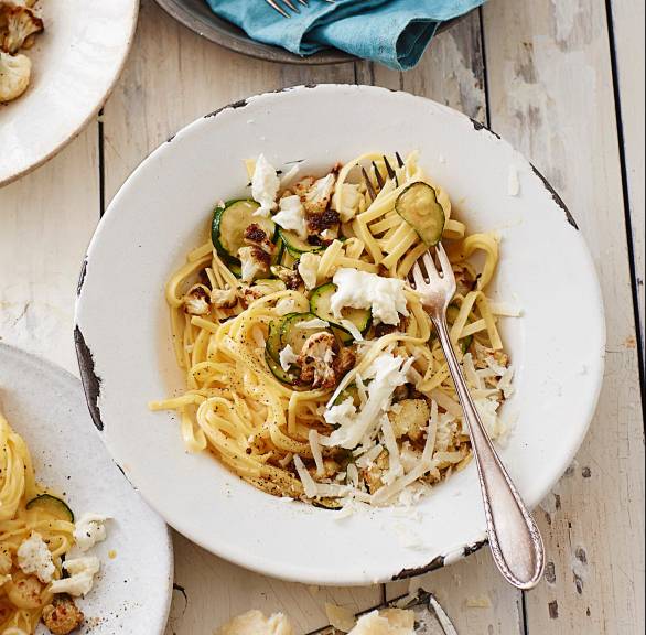 Cremige Pasta mit geröstetem Blumenkohl und Burrata