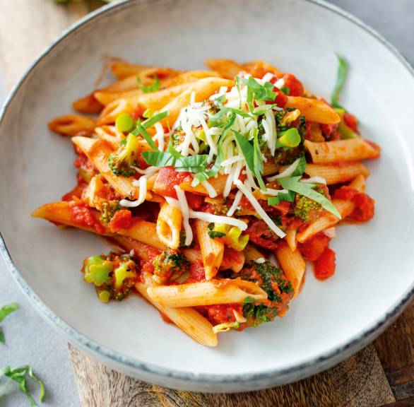 One-Pot-Penne im Tomatensauce mit Brokkoli und Mozzarella angerichtet auf einem Pastateller