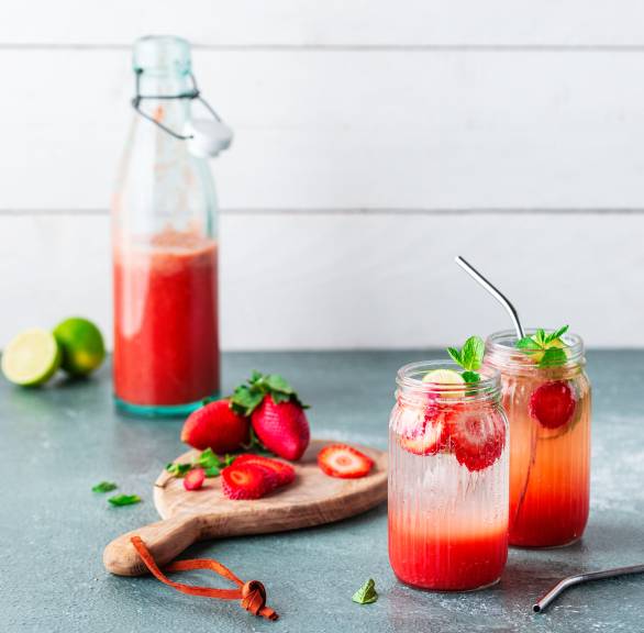 Erdbeerbowle mit Holunderblütensirup