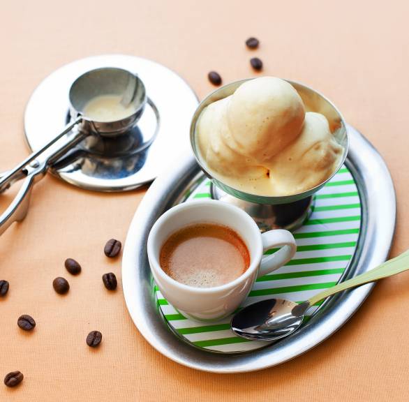 Mehrere Kugeln selbstgemachtes Espresso-Eis in einer Dessertschale, daneben ein Espresso