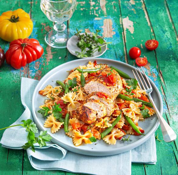 Farfalle mit Tomatensugo und Hähnchen