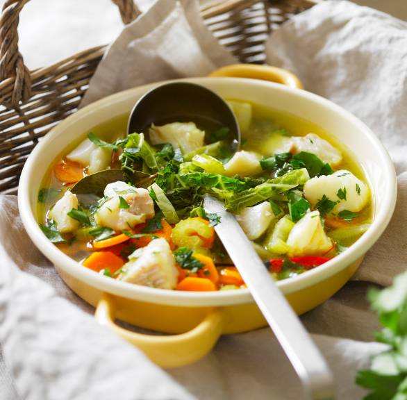 Fischeintopf mit Kabeljau und Gemüse in einer Suppenschale auf einem Tisch