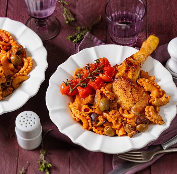 Geschmorte Hähnchenkeule mit Auberginen und Pasta