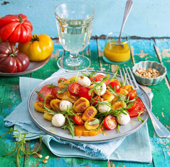 Gnocchi-Tomaten-Salat mit Mozzarella